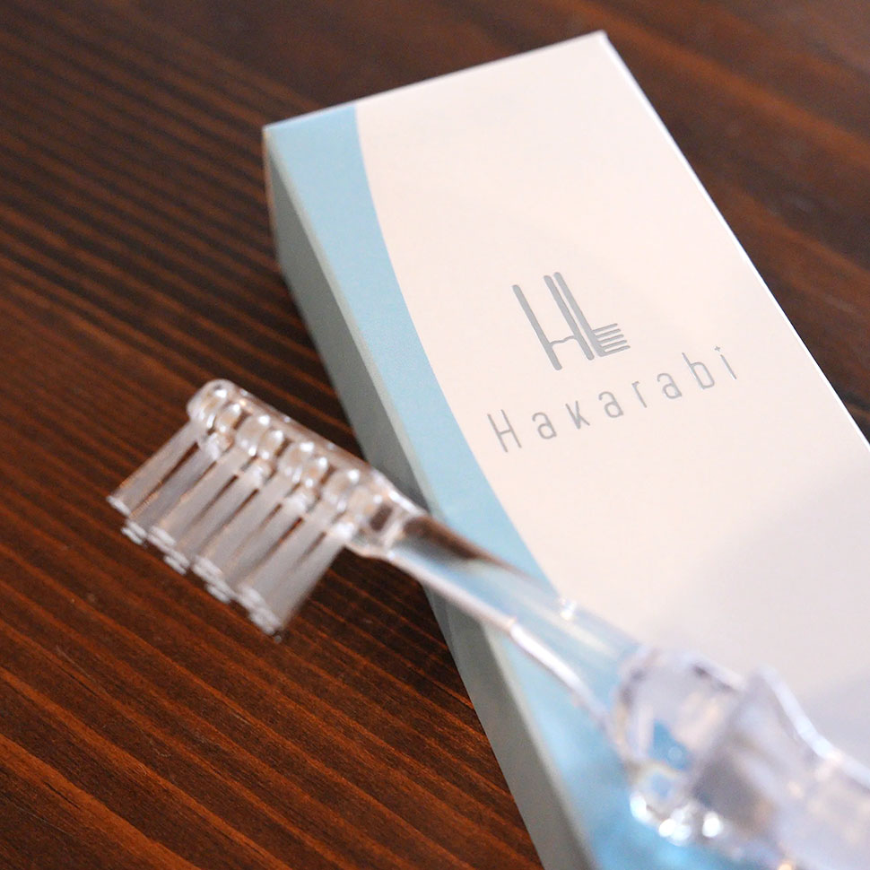 歯ブラシと歯間ブラシの機能を合わせ持ったHakarabi